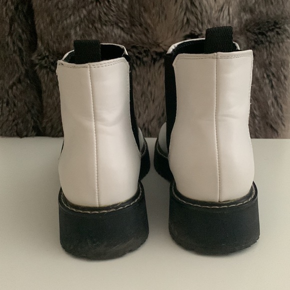 White Chelsea boots - Picture 2 of 5